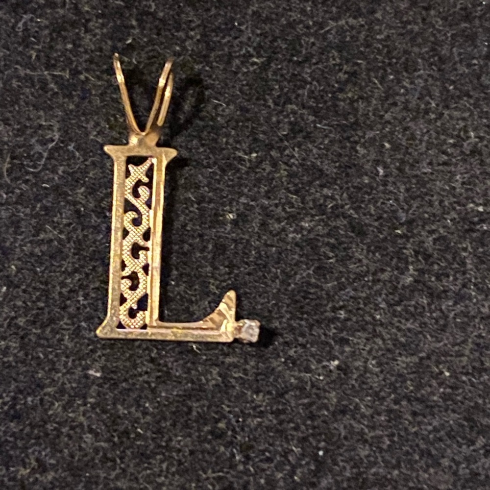 💛EUC 14K Yellow Gold Filigram Initial L Pendant w/small diamond